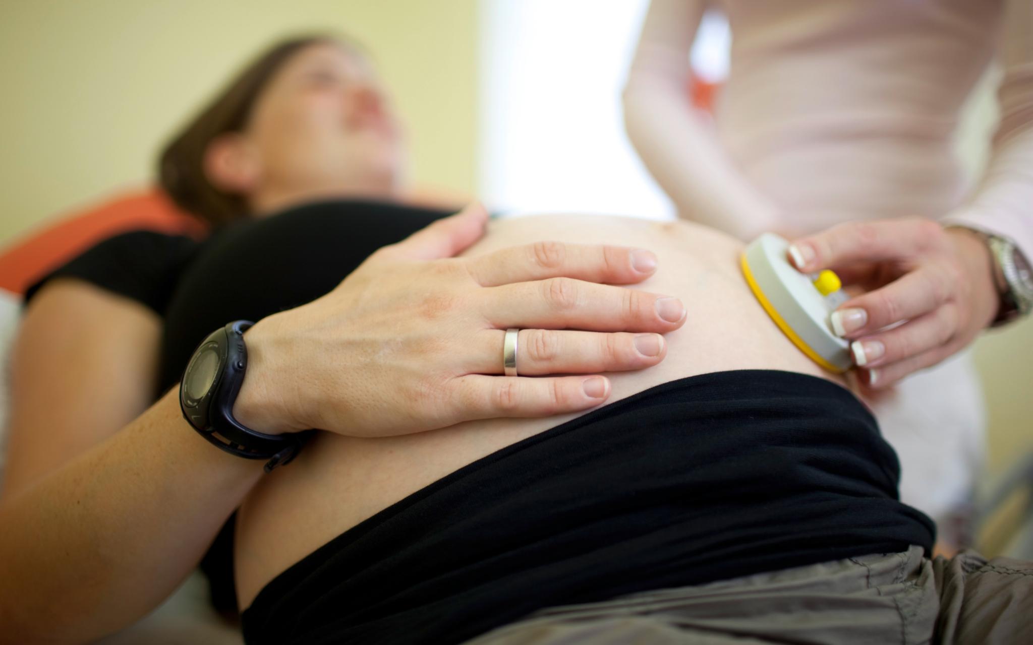 Eine Schwangere wird am Bauch untersucht