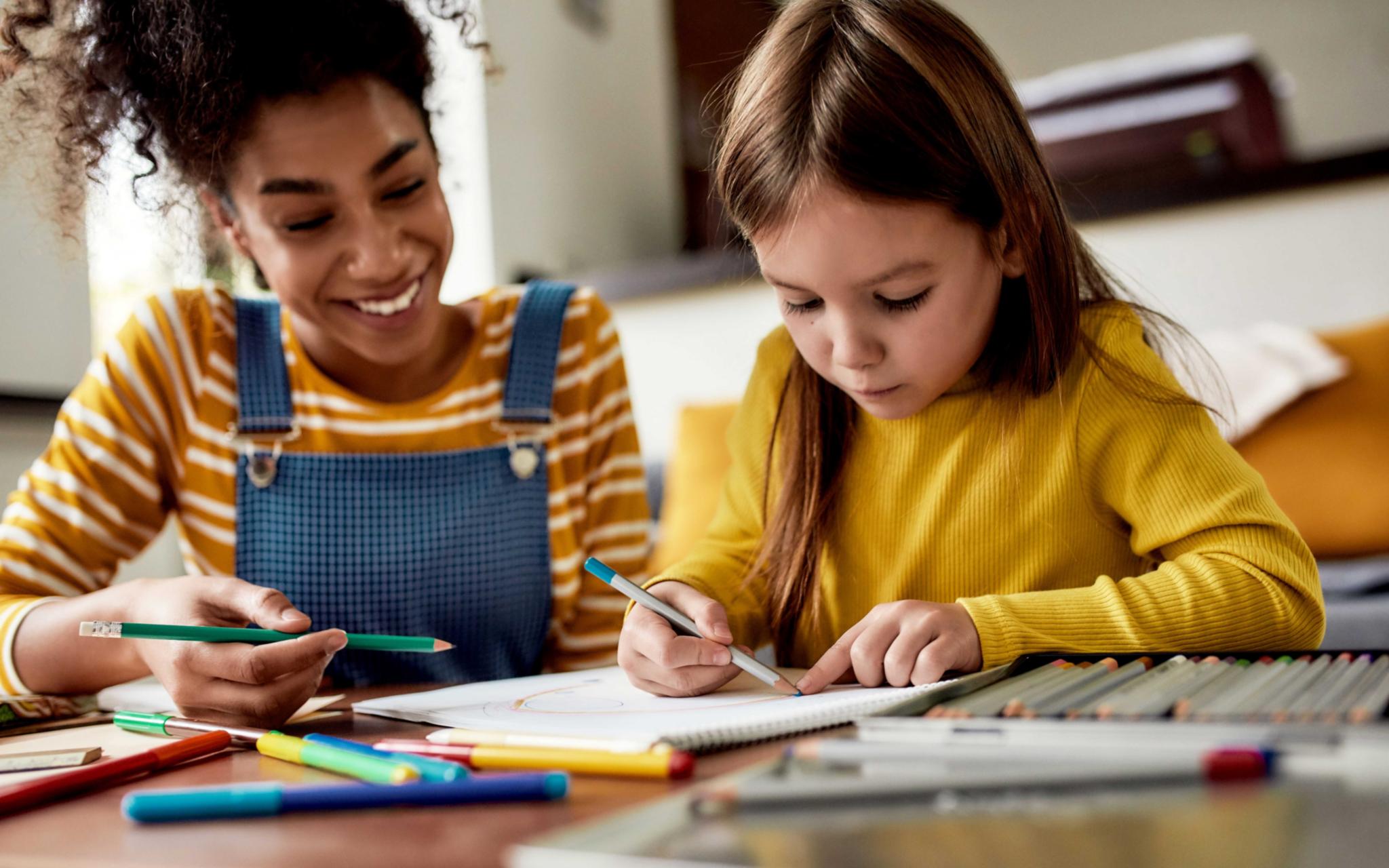 Mutter malt mit ihrem Kind